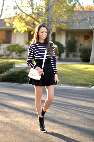 Какие ботильоны носить с черным свитером с круглым вырезом