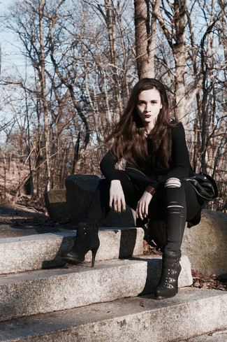 Какие ботильоны носить с черным свитером с круглым вырезом