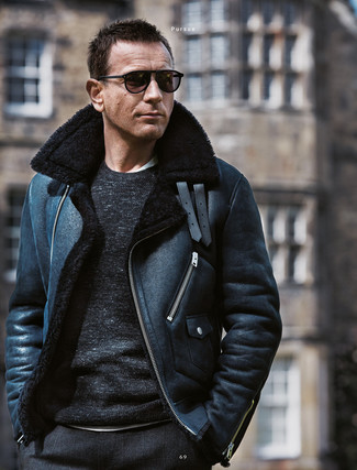 Как носить черный свитер с круглым вырезом с черной короткой дубленкой мужчине