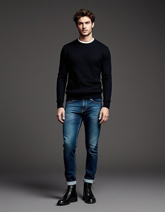 Как носить черный свитер с круглым вырезом с синими джинсами мужчине
