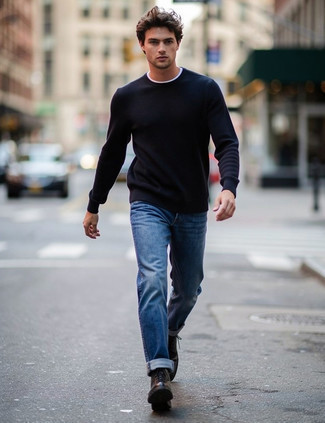 Как носить черный свитер с круглым вырезом с синими джинсами мужчине