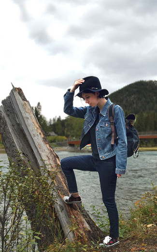 Как носить черный свитер с круглым вырезом с синими джинсами женщине