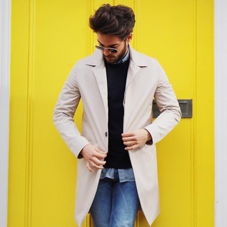 Как носить черный свитер с круглым вырезом с синими джинсами мужчине