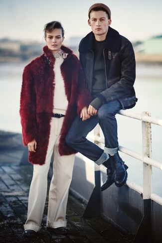 Как носить черный свитер с круглым вырезом с синими джинсами мужчине