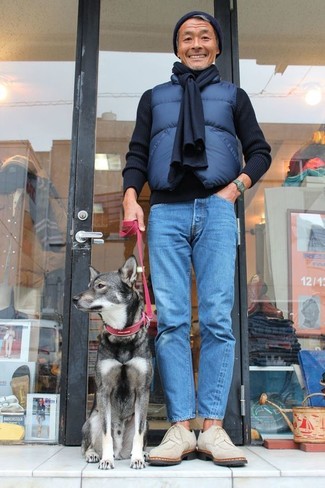 Как носить черный свитер с круглым вырезом с синими джинсами мужчине