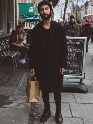 Как носить черный свитер с круглым вырезом с синими джинсами мужчине