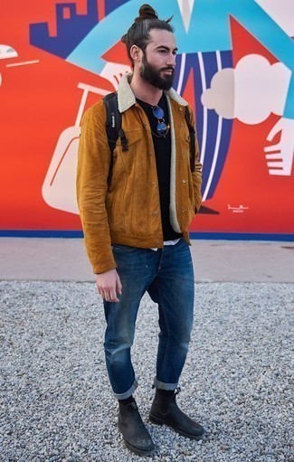 Как носить черный свитер с круглым вырезом с синими джинсами мужчине