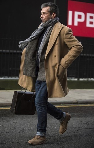 Как носить черный свитер с круглым вырезом с синими джинсами мужчине