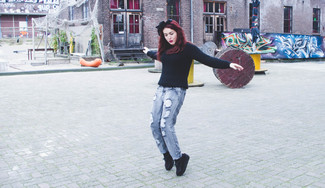 Как носить черный свитер с круглым вырезом с синими джинсами женщине