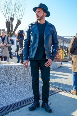 Какие броги носить с черным свитером с круглым вырезом