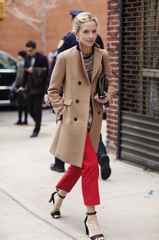 Какие брюки чинос носить с черным свитером с круглым вырезом женщине