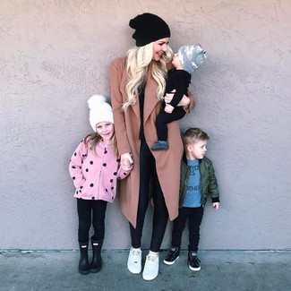 Какое пальто носить с черным свитером с круглым вырезом женщине