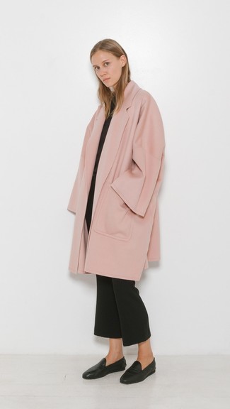 Какие брюки-клеш носить с черным свитером с круглым вырезом