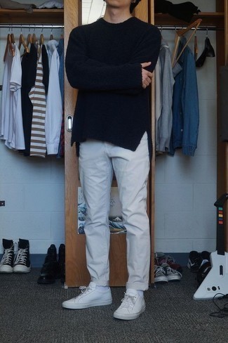 Как носить черный свитер с круглым вырезом с серыми брюками чинос