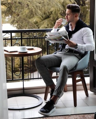 Как носить черный свитер с круглым вырезом с серыми брюками чинос