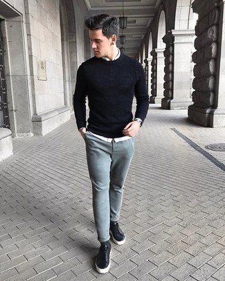 Как носить черный свитер с круглым вырезом с серыми брюками чинос