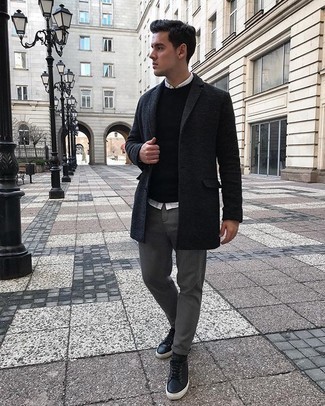 Как носить черный свитер с круглым вырезом с серыми брюками чинос