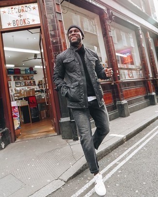 Как носить черный свитер с круглым вырезом с серыми джинсами мужчине