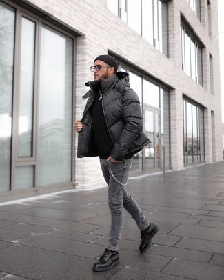 Как носить черный свитер с круглым вырезом с серыми джинсами мужчине