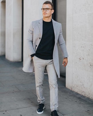 Как носить черный свитер с круглым вырезом с серым длинным пальто