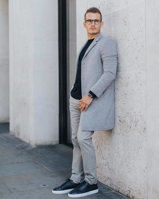 Как носить черный свитер с круглым вырезом с серым длинным пальто