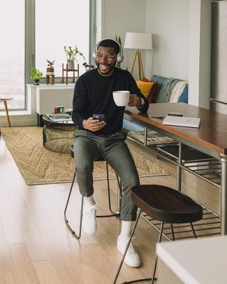 Как носить черный свитер с круглым вырезом с серыми шерстяными брюками чинос