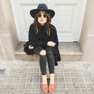 Какие джинсы носить с черным свитером с круглым вырезом женщине