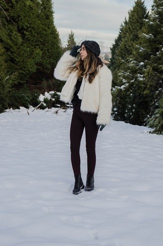 Какие джинсы носить с черным свитером с круглым вырезом женщине