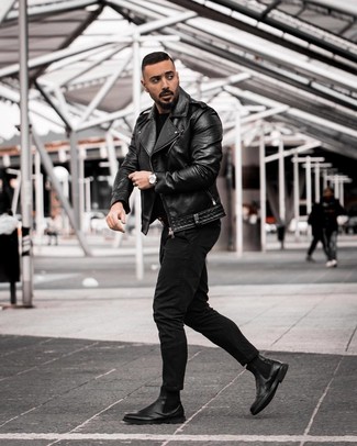 Какие джинсы носить с черным свитером с круглым вырезом мужчине