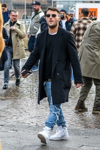 Какие джинсы носить с черным свитером с круглым вырезом мужчине