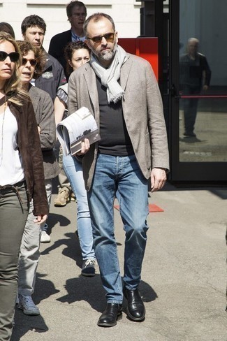 Какие джинсы носить с черным свитером с круглым вырезом мужчине