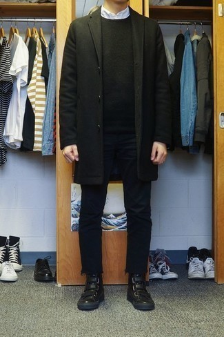 Какие джинсы носить с черным свитером с круглым вырезом мужчине