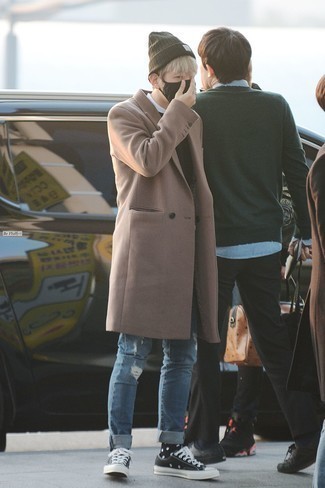 Какие джинсы носить с черным свитером с круглым вырезом мужчине