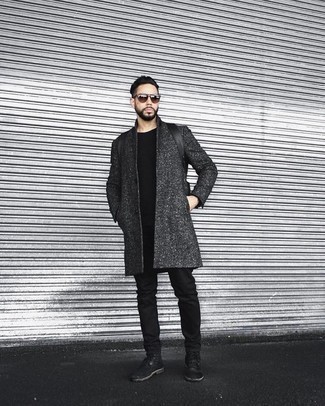 Какие джинсы носить с черным свитером с круглым вырезом мужчине