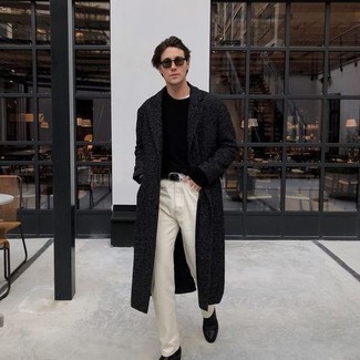 Какие джинсы носить с черным свитером с круглым вырезом мужчине