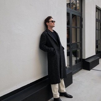 Какие джинсы носить с черным свитером с круглым вырезом мужчине