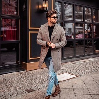 Какие джинсы носить с черным свитером с круглым вырезом мужчине