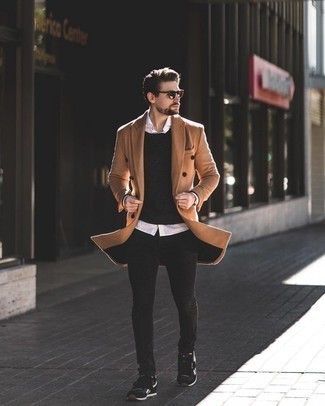 Какие джинсы носить с черным свитером с круглым вырезом мужчине