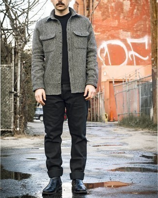 Какие джинсы носить с черным свитером с круглым вырезом мужчине