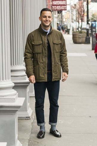 Какие джинсы носить с черным свитером с круглым вырезом мужчине