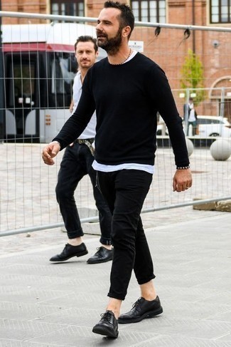 Какие джинсы носить с черным свитером с круглым вырезом мужчине