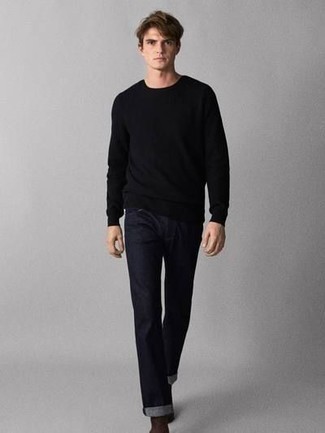 Какие джинсы носить с черным свитером с круглым вырезом мужчине