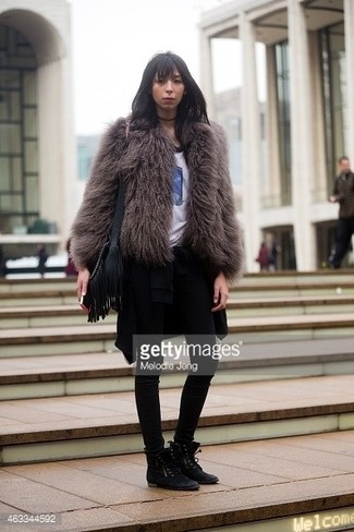 Какие джинсы носить с черным свитером с круглым вырезом женщине