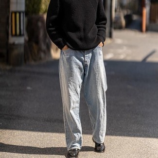 Какие джинсы носить с черным свитером с круглым вырезом мужчине