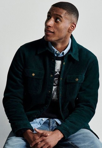 Как носить черный свитер с круглым вырезом с голубыми джинсами мужчине