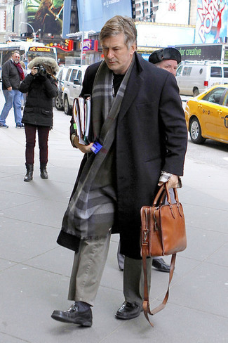 Какие лоферы носить с черным свитером с круглым вырезом мужчине