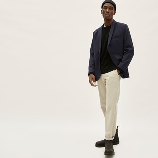 Как носить черный свитер с круглым вырезом с темно-синим пиджаком мужчине