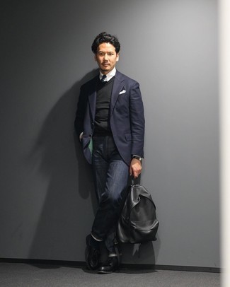 Как носить черный свитер с круглым вырезом с темно-синим пиджаком мужчине