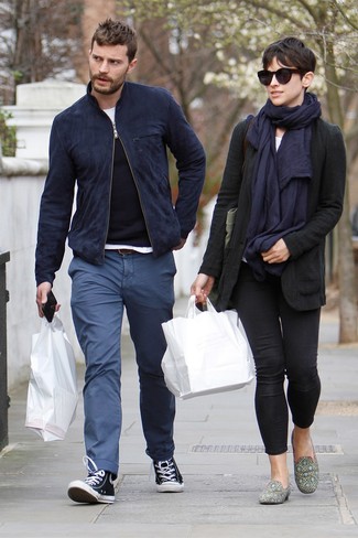 Как носить черный свитер с круглым вырезом с темно-синим бомбером мужчине