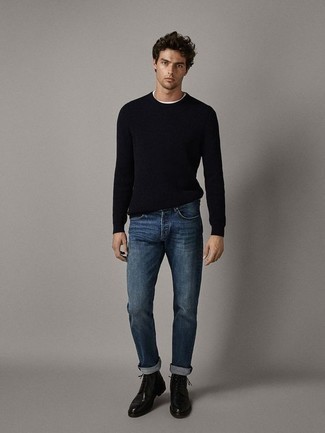 Как носить черный свитер с круглым вырезом с темно-синими джинсами мужчине